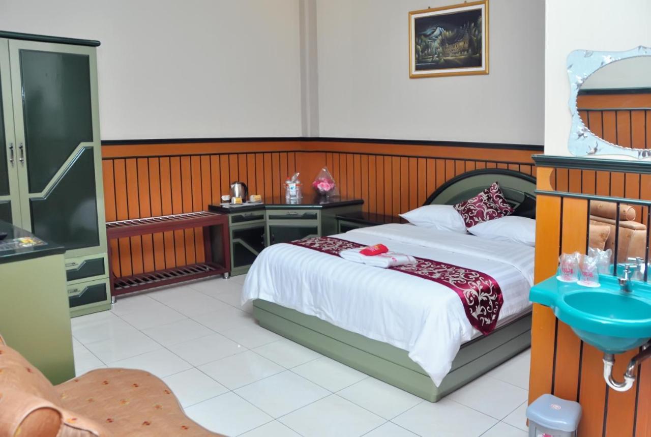 New Merdeka Hotel Джембер Экстерьер фото